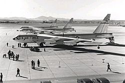 Archivo:B-52-castleafb-1957