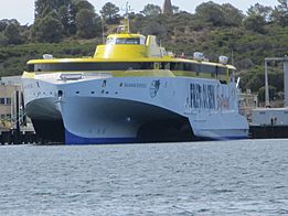 Archivo:Bajamar Express at Austal shipyards in Henderson, Western Australia, March 2020 01