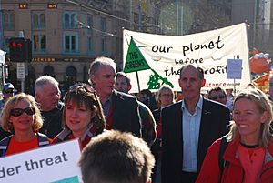 Archivo:Bob Brown at 2008 climate change rally DSC 6368