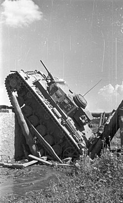 Archivo:Bundesarchiv B 145 Bild-F016208-0012, Russland, Eingebrochener Panzer III