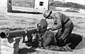 Bundesarchiv Bild 101I-264-1623-26, Frankreich, Vorführung Raketenpanzerbüchse