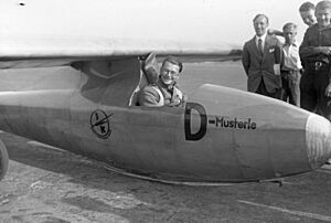 Archivo:Bundesarchiv Bild 102-11940, Berlin, Wolf Hirt im Segelflugzeug
