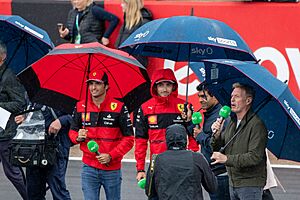 Archivo:Carlos Sainz & Charles Leclerc, British GP 2022 (52382794590)