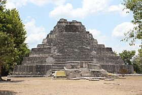 Archivo:Chacchoben, Gran Basamento, Temple I (14342835836)