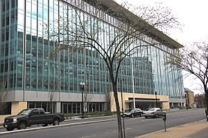 Archivo:Constitution Center - 400 7th St SW Washington DC - west facade