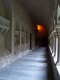 Archivo:Costat del claustre de la Catedral de Girona