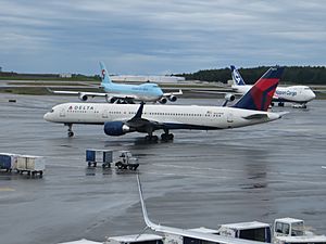 Archivo:Delta Air Lines N554NW at Anchorage, Aug 2016