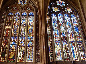 Archivo:Detalle de dos vidrieras del claristorio de la catedral de León