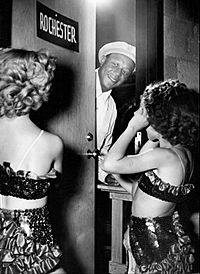 Archivo:Eddie Anderson Rochester dressing room visitors 1952