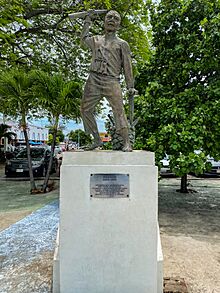 Esculturas de Cecilio Chí en Chetumal.jpg