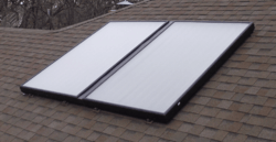 Archivo:Flat-plate solar thermal collector, viewed from roof-level