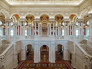 Archivo:Great Hall, Library of Congress Thomas Jefferson Building, Washington, D.C. View of first and second floors, with Minerva mosaic in background. (LOC)
