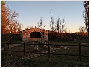 Archivo:Guaza de campos 29 (Fuente y pilón)