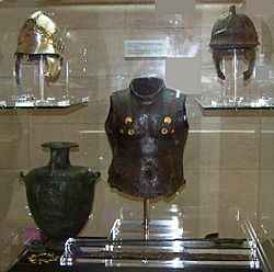 Archivo:Hoplite armour exhibit at the Corfu Museum closeup