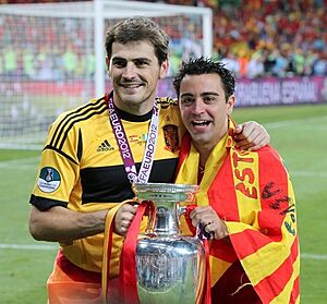 Archivo:Iker Casillas and Xavi Euro 2012 trophy