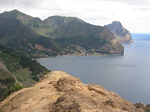 Archivo:Isla Juan Fernandez (vista hacia Robinson Crusoe desde Montaña)