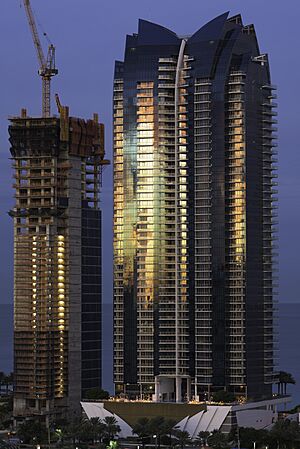 Archivo:Jade Ocean, Muse under construction Sunny Isles
