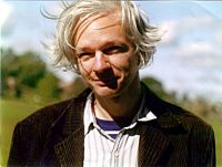 Archivo:Julian Assange full