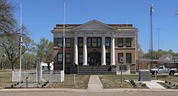 Lipscomb County, Texas, courthouse from W 3.JPG