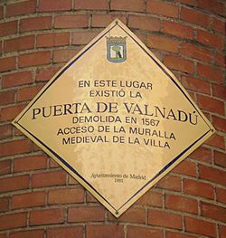 Archivo:Madrid muralla cristiana Valnadú (cropped)