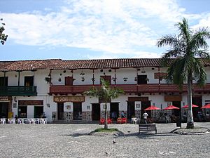 Archivo:Marco de la plaza. Santa Fe de Antioquia. Colombia