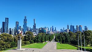 Archivo:Melbourne CBD and Ceremonial Avenue (in 2024) as seen from the rooftop of Shrine of Remembrance