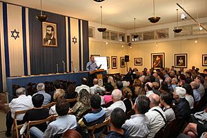 Archivo:Michael Bar-Zohar, Ben-Gurion's biograph, lecturing in the Independence Hall of Israel
