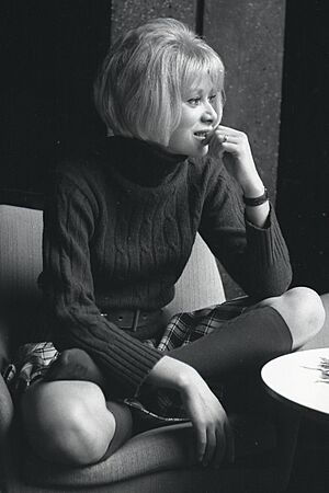 Archivo:Mireille Darc (997009326798505171) (cropped)