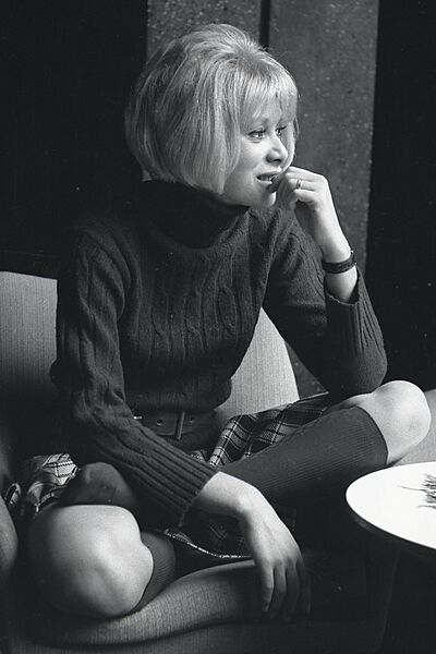 Mireille Darc (997009326798505171) (cropped)