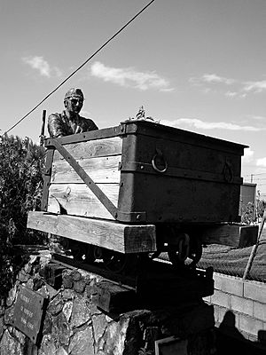 Archivo:Monumento al minero de las minas de Alquife