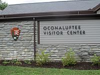 Archivo:Oconaluftee Visitor Center, GSMNP IMG 4920