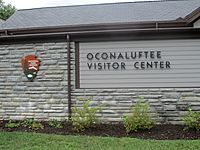 Archivo:Oconaluftee Visitor Center, GSMNP IMG 4920