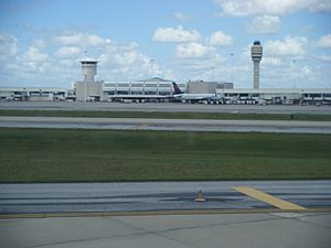 Archivo:Orlando International Airport terminal from arriving airplane