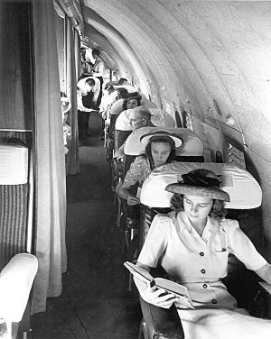 Archivo:Passengers on a Pan Am Boeing 307