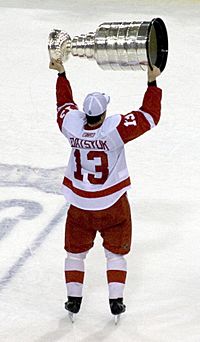 Archivo:Pavel Datsyuk with Stanley Cup