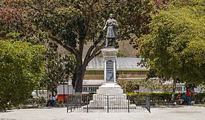 Plaza Cristobal Mendoza.jpg