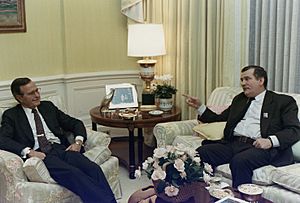 Archivo:President Bush meets privately with Solidarity Leader Lech Walesa of Poland in the residence - NARA - 186403