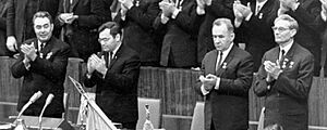 Archivo:RIAN archive 91137 Awarding the Order of Lenin (cropped)
