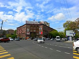 Archivo:Streets of Yerevan, april (2)