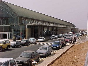 Archivo:Terminal de pasajeros del aeropuerto de Fuerteventura
