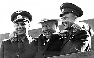 Archivo:Titov, Khruschev, Gagarin 1961