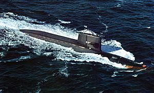 Archivo:USS George Washington (SSBN-598) underway at sea, circa in the 1970s