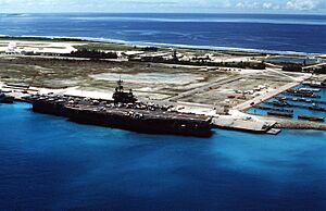 Archivo:USS Saratoga (CV-60) at Diego Garcia in 1987