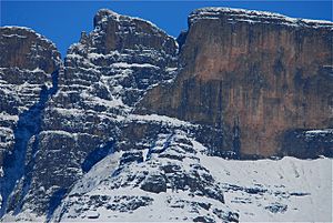 Archivo:Ukhahlamba Drakensburg Cliffs