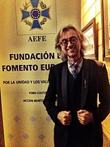 Archivo:Víctor Amela, premiado con la Gran Cruz de Oto de la AEFE