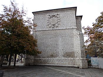 Archivo:Valladolid Iglesia San Benito el Viejo abside escudo Gondomar lou
