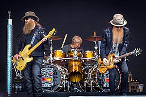 Archivo:ZZ Top on the Pyramid Stage at Glastonbury 2016 IMG 8527 (27374417884)