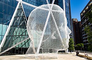 Archivo:'Wonderland' (2012) by Jaume Plensa -- The Bow Calgary (AB) September 2019 (48817664497)