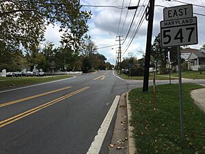 Archivo:2016-10-21 12 52 04 View east along Maryland State Route 547 (Knowles Avenue) at Parkwood Drive in South Kensington, Montgomery County, Maryland