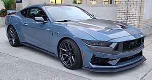 Archivo:2024 Ford Mustang Dark Horse